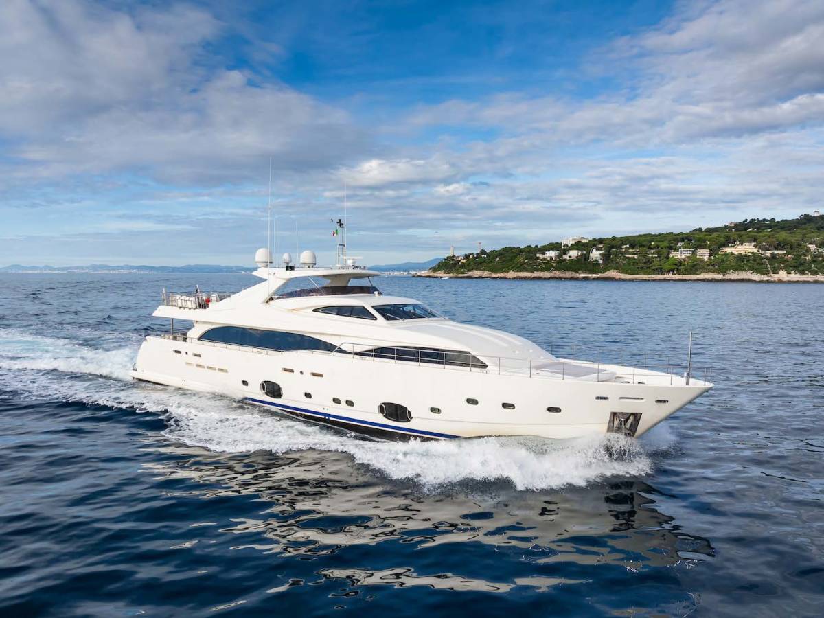 yacht-robusto-running-